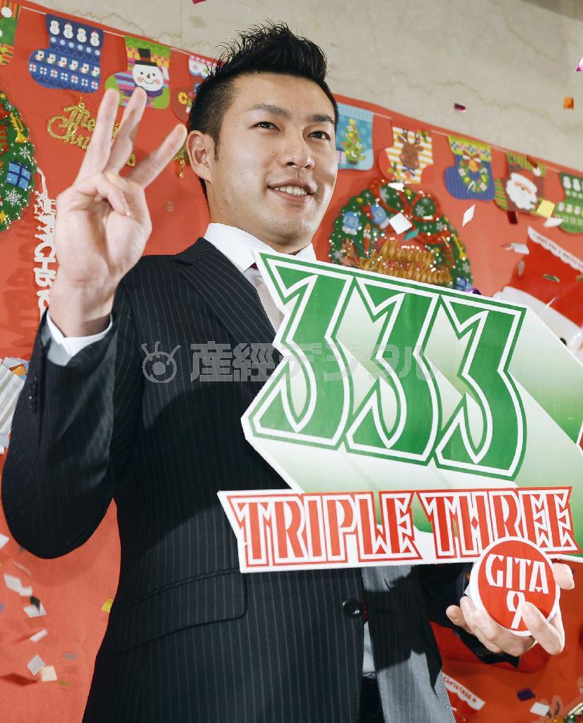 契約更改を終え、ポーズをとるソフトバンクの柳田悠岐（やなぎた・ゆうき）＝２０１５年１２月２５日、福岡県福岡市中央区のヤフオクドーム（共同）