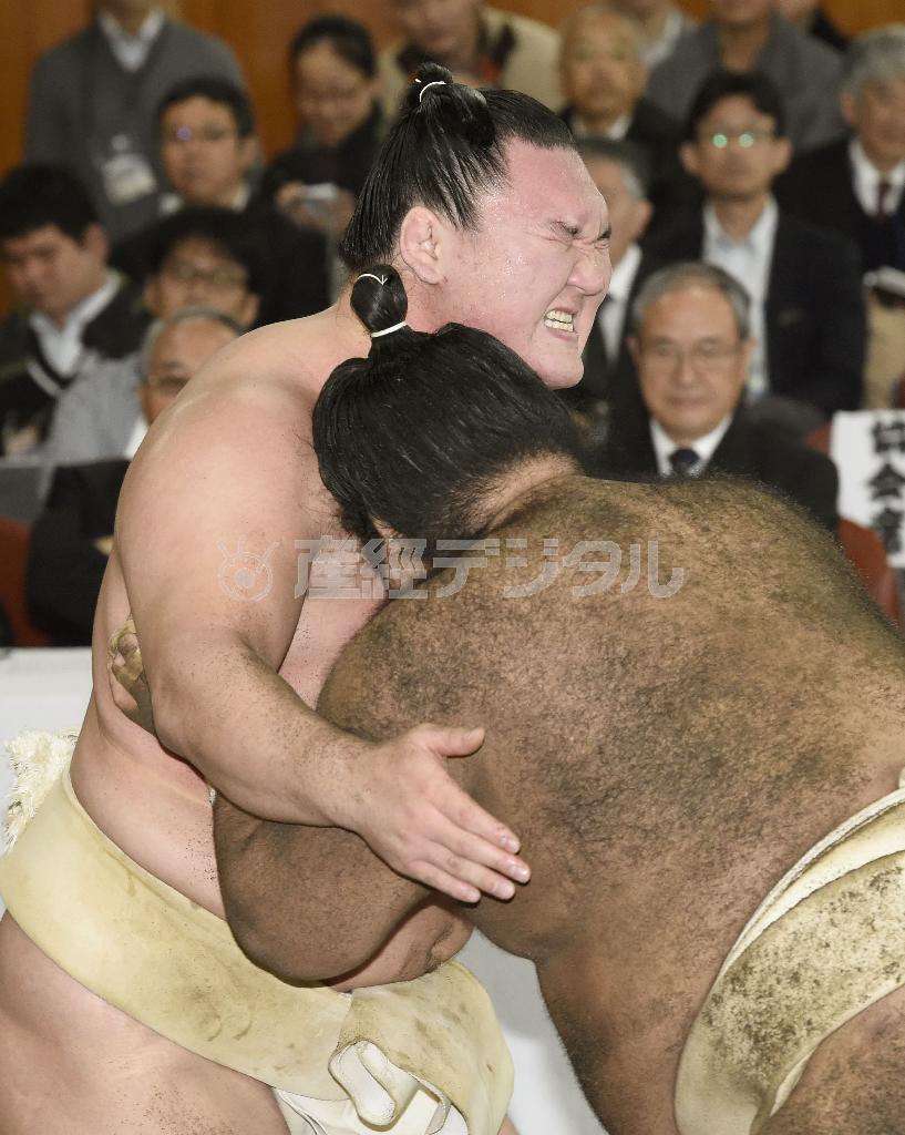 マイペースの白鵬（左）はぶつかり稽古で胸を出しただけだった＝２０１５年１２月２５日、東京都墨田区の両国国技館（共同）