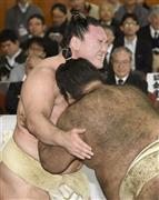 マイペースの白鵬（左）はぶつかり稽古で胸を出しただけだった＝２０１５年１２月２５日、東京都墨田区の両国国技館（共同）