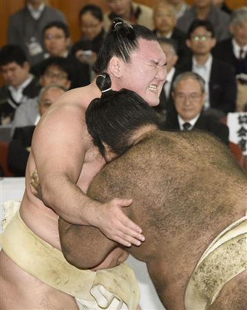 マイペースの白鵬（左）はぶつかり稽古で胸を出しただけだった＝２０１５年１２月２５日、東京都墨田区の両国国技館（共同）