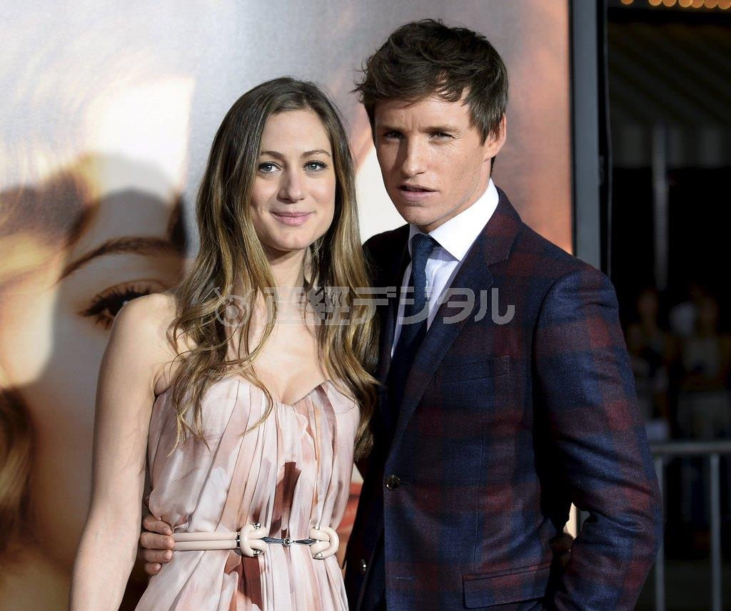 英俳優、エディ・レッドメインさん（右）の妻、ハンナ・バグショーさん＝２０１５年１１月２２日、米カリフォルニア州ロサンゼルス（ロイター）