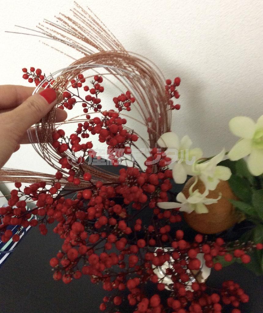 （手順４）金と淡紅色の水引をトッピングして仕上げる＝２０１５年１２月２１日（花千代さん提供）