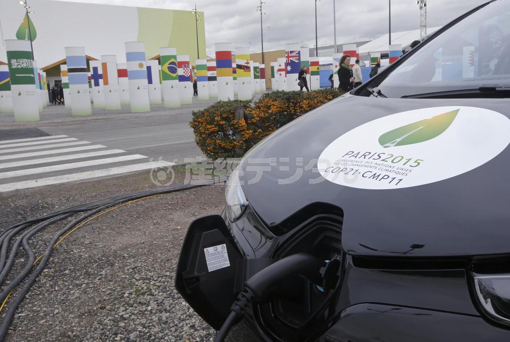 第２１回国連気候変動枠組み条約締約国会議（ＣＯＰ２１）が開幕した１１月３０日、首都パリ近郊の会場前で充電が施される電気自動車（ＥＶ）。普及のためのデモンストレーションとして行われたが、石油輸出国機構（ＯＰＥＣ）はガソリン車の天下が続くと願望を込めて予測している＝２０１５年、フランス（ロイター）