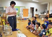 学童保育所で子供たちに圧力の仕組みを教える名大の平原聖文教授＝２０１５年９月、愛知県名古屋市（共同）