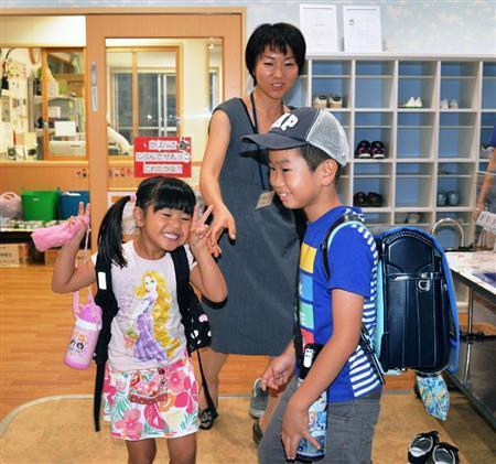 子供たちと学童保育所を出る田中憲子さん＝２０１５年９月、愛知県名古屋市（共同）