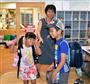 子供たちと学童保育所を出る田中憲子さん＝２０１５年９月、愛知県名古屋市（共同）