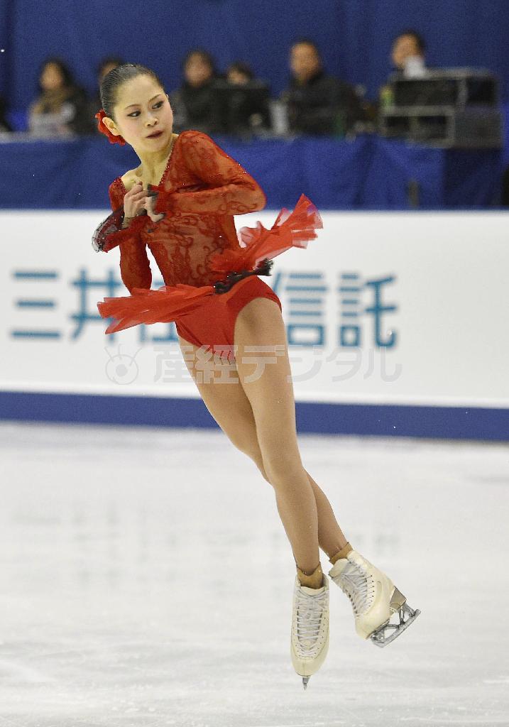 女子ショートプログラム（ＳＰ）でジャンプする宮原知子（さとこ）＝２０１５年１２月２６日、北海道札幌市南区の真駒内セキスイハイムアイスアリーナ（共同）