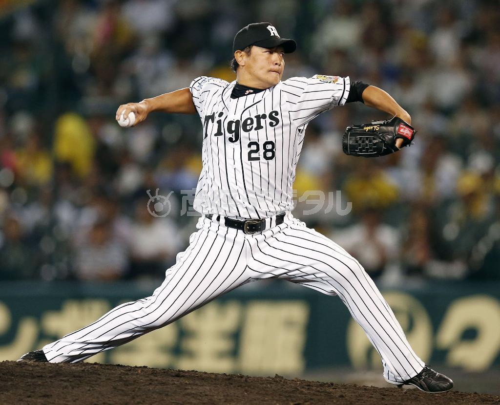 ２年連続で最優秀中継ぎ投手に輝いた阪神の福原忍＝２０１５年７月２２日、兵庫県西宮市の甲子園球場（共同）
