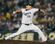 ２年連続で最優秀中継ぎ投手に輝いた阪神の福原忍＝２０１５年７月２２日、兵庫県西宮市の甲子園球場（共同）