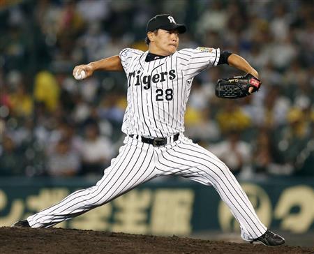 ２年連続で最優秀中継ぎ投手に輝いた阪神の福原忍＝２０１５年７月２２日、兵庫県西宮市の甲子園球場（共同）