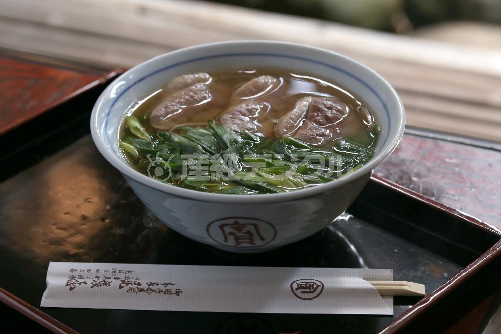和歌山県産の合鴨ロース肉と九条ネギがたっぷりと散らされた鴨なんば（１７２６円）＝２０１５年１２月１７日、京都市中京区（志儀駒貴撮影）