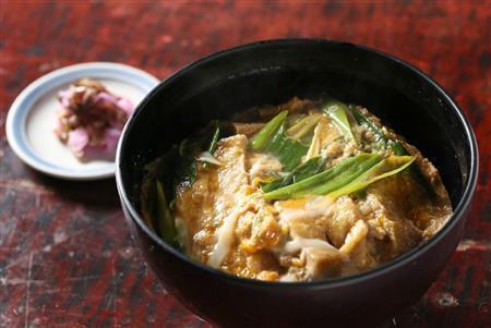 甘辛く味付けされた薄揚げに九条ネギが散らされ、卵でふんわりととじた衣笠丼（８１０円）＝２０１５年１２月１７日、京都市中京区（志儀駒貴撮影）