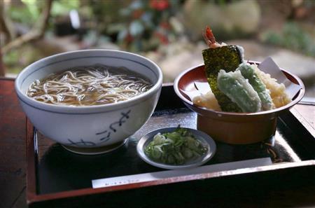 年越しそばとして人気の天麩羅そば（１６２０円）。さっくりと揚げられたエビ、京野菜のシシトウ、ノリの天ぷらが別のお皿に盛られて提供される＝２０１５年１２月１７日、京都市中京区（志儀駒貴撮影）