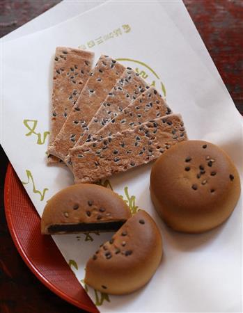 お土産として人気のそば菓子を店内でいただくことも。そば餅、蕎麦板盛合せ（２１６円）＝２０１５年１２月１７日、京都市中京区（志儀駒貴撮影）