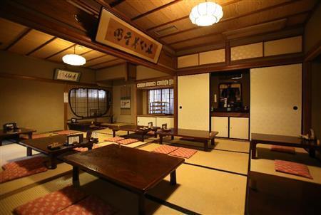 ２階の座敷は京都らしい町家の雰囲気が味わえる＝２０１５年１２月１７日、京都市中京区（志儀駒貴撮影）