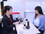 化粧品売り場で接客をする資生堂の担当者。時短勤務者も週末出勤や遅番勤務をしている（同社提供）