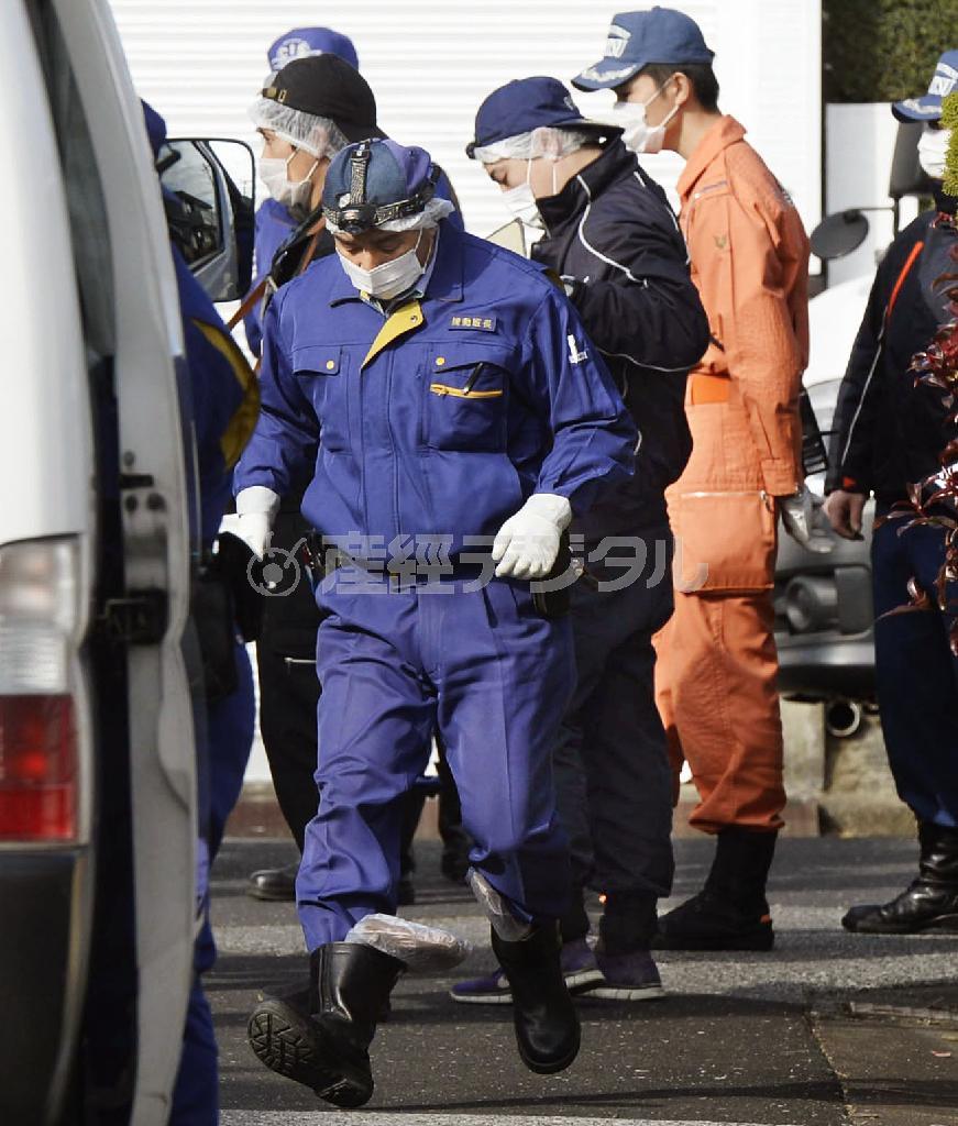 祖父母を殺害したと高校２年の少年が自首してから一夜明け、現場となった住宅付近を調べる捜査員ら＝２０１５年１２月２７日午前、千葉県君津市（共同）