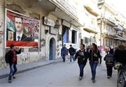 今月初め、ロシアの空爆による支援を受けたアサド政府軍が反政府勢力から奪還したホムスでは、アサド大統領の肖像が掲げられ、街には平静が戻ったかのようだ。ホムスは「アサド・ツアーズ」の目玉になるとみられている＝２０１５年１２月８日、シリア（ＡＰ）