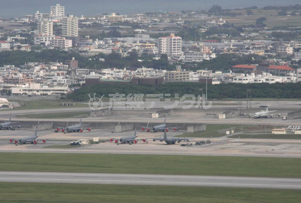 台湾有事の際、米軍の最前線基地となる沖縄県の嘉手納基地。米ランド研究所の米中戦力分析では、緒戦の中国のミサイル攻撃で基地は一旦閉鎖を余儀なくされるという＝２０１５年５月２日、沖縄県中頭郡嘉手納町（門井聡撮影）