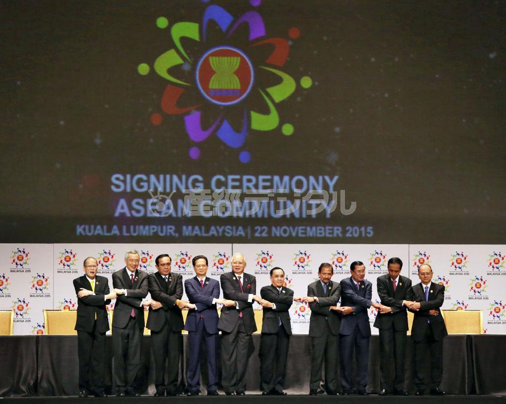１２月２２日、マレーシア・首都クアラルンプールで行われた「ＡＳＥＡＮ共同体」の発足を記念する式典で、記念写真に納まる東南アジア諸国連合（ＡＳＥＡＮ）１０カ国の首脳＝２０１５年（共同）