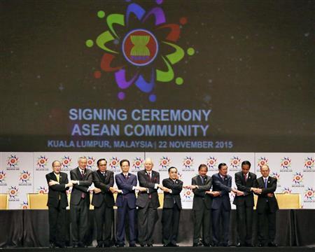 １２月２２日、マレーシア・首都クアラルンプールで行われた「ＡＳＥＡＮ共同体」の発足を記念する式典で、記念写真に納まる東南アジア諸国連合（ＡＳＥＡＮ）１０カ国の首脳＝２０１５年（共同）