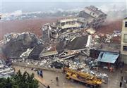 １２月２０日、中国・広東省深●（＝土へんに川、しんせん）市で起きた土砂崩れの現場＝２０１５年（ＡＰ＝共同）
