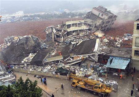 １２月２０日、中国・広東省深●（＝土へんに川、しんせん）市で起きた土砂崩れの現場＝２０１５年（ＡＰ＝共同）