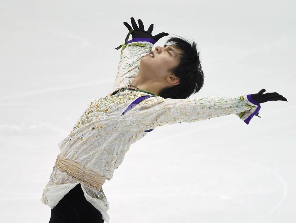 男子で優勝した羽生結弦（はにゅう・ゆづる）のフリー＝２０１５年１２月２７日、北海道札幌市南区の真駒内セキスイハイムアイスアリーナ（共同）