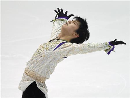 男子で優勝した羽生結弦（はにゅう・ゆづる）のフリー＝２０１５年１２月２７日、北海道札幌市南区の真駒内セキスイハイムアイスアリーナ（共同）