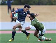 大東大のラトゥ・クルーガー（右）のタックルをかわす、同大ＷＴＢ松井千士（ちひと）＝２０１５年１２月２７日、滋賀県大津市の皇子山陸上競技場（山下香撮影）