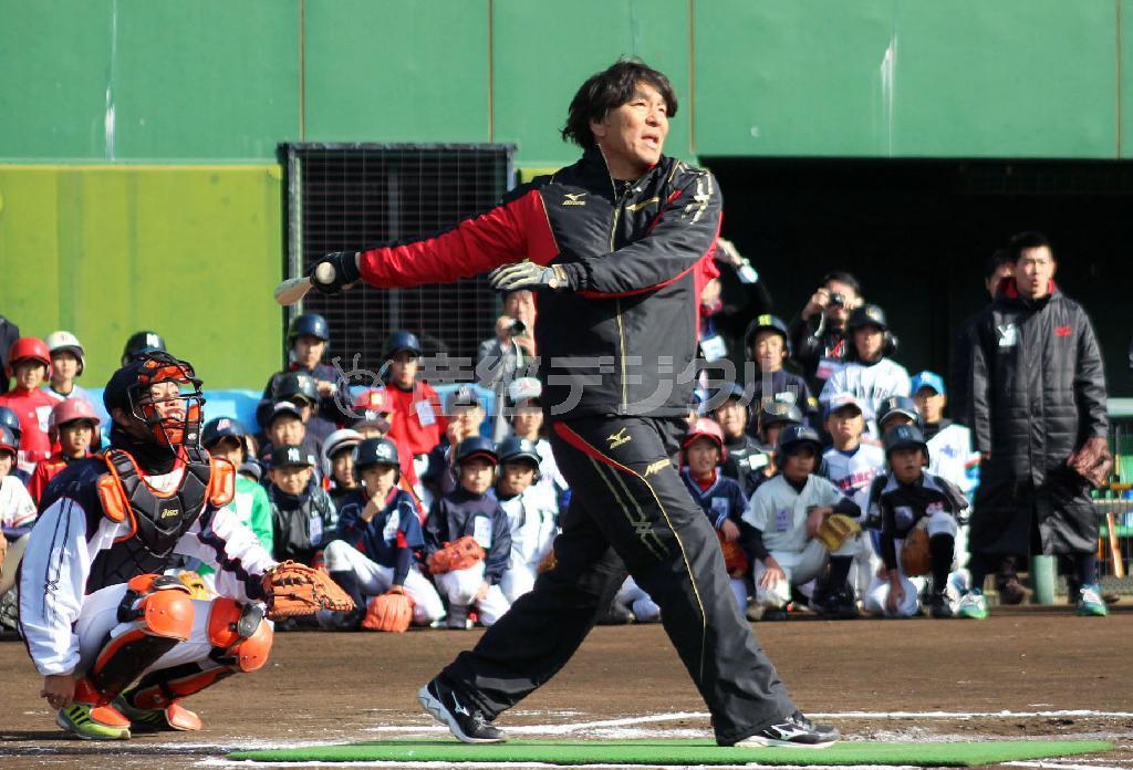 米大リーグ、ヤンキースなどで活躍した松井秀喜（ひでき）氏（中央）＝２０１５年１２月２７日、神奈川県川崎市（共同）