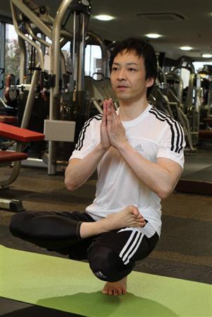 つま先立ちの半蓮華座のバランス＝２０１５年１１月１９日、東京都杉並区（田中幸美撮影）