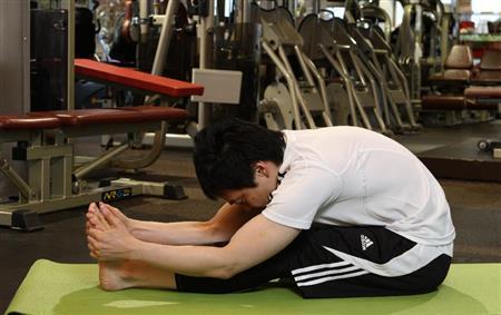 座位の前屈＝２０１５年１１月１９日、東京都杉並区（田中幸美撮影）