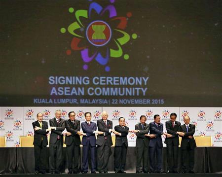 １１月２２日、マレーシア・クアラルンプールで行われた「ＡＳＥＡＮ共同体」の発足を記念する式典で、記念写真に納まるＡＳＥＡＮ１０カ国の首脳（共同）