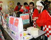 手分けして元日発売の福袋の中身を詰める西武池袋本店の従業員＝２８日、東京都豊島区