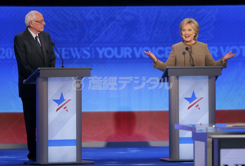 １２月１９日、米東部ニューハンプシャー州マンチェスターで開かれた民主党の候補者討論会で弁舌さわやかに話すヒラリー・クリントン前国務長官（右）。矛先はバーニー・サンダース上院議員（左）ではなく、その場にいないドナルド・トランプ氏に向けられた＝２０１５年（ロイター）