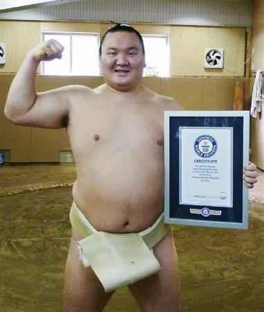 最多優勝のギネス世界記録認定証を手にする白鵬＝２０１５年１２月２８日、東京都墨田区の宮城野部屋（共同）