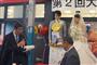 新郎新婦の人前式に、奥野隆司城東区長（左）も裁判長役でゲスト参加した＝大阪市城東区