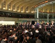 東京証券取引所の大納会は土本清幸・常務執行役員（中央）の手締めで終えた＝３０日午後、東京都中央区（福島範和撮影）