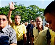 アキノ大統領（中央右）が後継候補に指名したマヌエル・ロハス内務・自治相（同左）。複数の候補者が名乗りを上げるなか、フィリピンでは熱い大統領選挙戦が繰り広げられそうだ＝マニラ（ＡＰ）