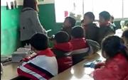 男児の手を棒状のもので何度もたたく女性教師。痛みから泣き出す男児もいた。中国では体罰をめぐってインターネット上で賛否両論が渦巻いているという（ユーチューブより）