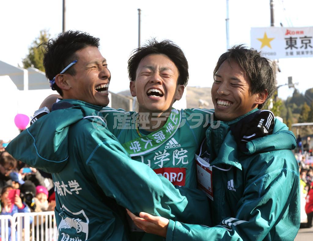 往路優勝のテープを切り、１区・久保田和真（かずま、左）と２区・一色恭志（いっしき・ただし、右）に迎えられる青山学院大学の５区・神野大地（かみの・だいち）＝２０１５年１月２日、神奈川県足柄下郡箱根町の芦ノ湖（蔵賢斗撮影）