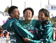 往路優勝のテープを切り、１区・久保田和真（かずま、左）と２区・一色恭志（いっしき・ただし、右）に迎えられる青山学院大学の５区・神野大地（かみの・だいち）＝２０１５年１月２日、神奈川県足柄下郡箱根町の芦ノ湖（蔵賢斗撮影）