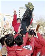 ２年連続３度目の優勝を果たし、胴上げされるトヨタ自動車の佐藤敏信監督＝群馬県前橋市の群馬県庁前（共同）