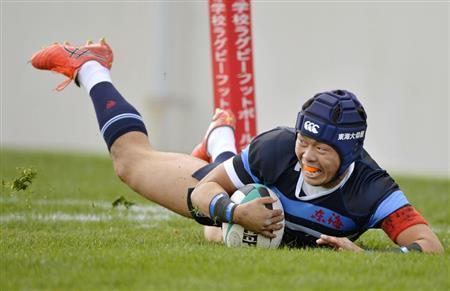 前半１分、トライを決める東海大仰星・滝本悠馬＝２０１６年１月２日、大阪府東大阪市の花園ラグビー場（共同）
