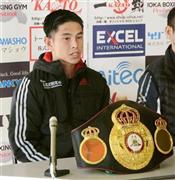 ２度目の防衛成功から一夜明け、記者会見するＷＢＡフライ級王者の井岡一翔（かずと）＝２０１６年１月１日、大阪市（共同）