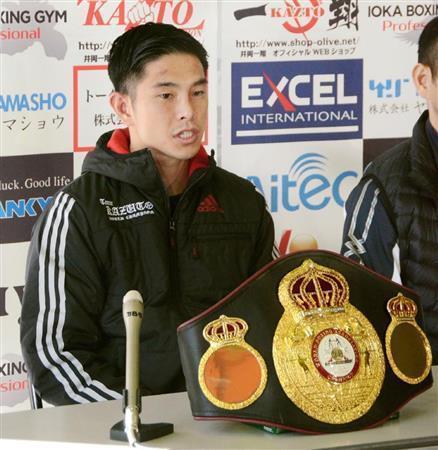 ２度目の防衛成功から一夜明け、記者会見するＷＢＡフライ級王者の井岡一翔（かずと）＝２０１６年１月１日、大阪市（共同）