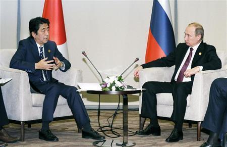２０１５年１１月１５日、トルコ・アンタルヤでロシアのウラジーミル・プーチン大統領（右）と会談する安倍晋三（しんぞう）首相。タイトな政治日程の中、北方領土問題を前進させられるか注目される（共同）