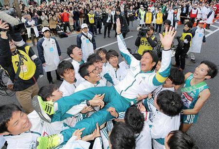 総合２連覇を果たし、胴上げされる青学大の原晋（はら・すすむ）監督＝２０１６年１月３日、東京都千代田区大手町（代表撮影）