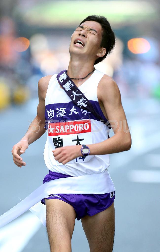 ３位でゴールした駒大１０区・中村佳樹（よしき）＝２０１６年１月３日、東京都千代田区大手町（福島範和撮影）